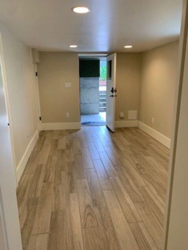 Building Photo - Huang Duplex