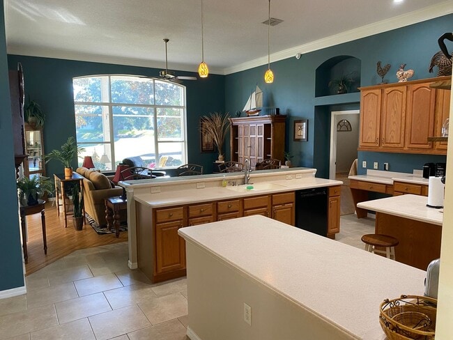 Building Photo - NOTE . Beautiful Long Term or possibly short term rental  If property is rented long term, winter...