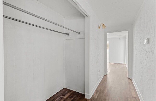 Building Photo - Sleek and Newly Renovated  3 Bedroom 1 Bat...