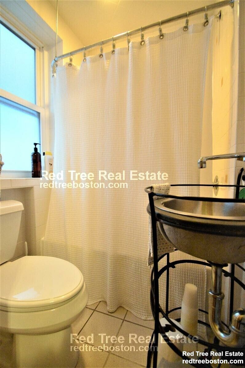 Building Photo - 1031 Tremont St