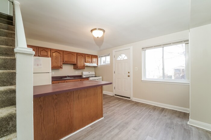 Building Photo - 1917 Searles Rd