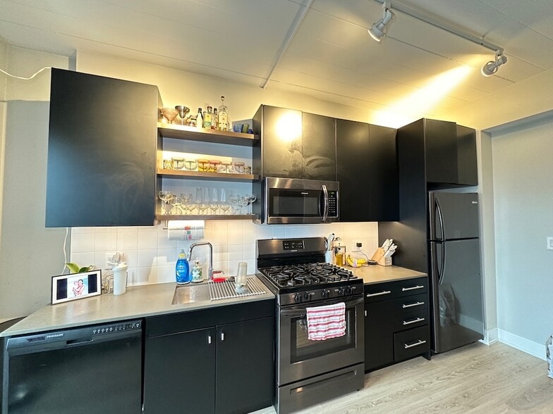 Building Photo - 941 W Belmont Ave