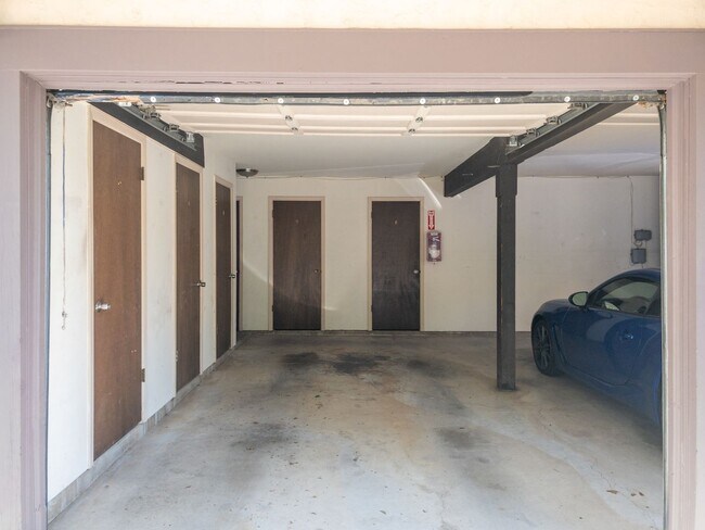 Building Photo - BRIGHT Remodeled Downtown 1BR/1BA Flat! Pa...