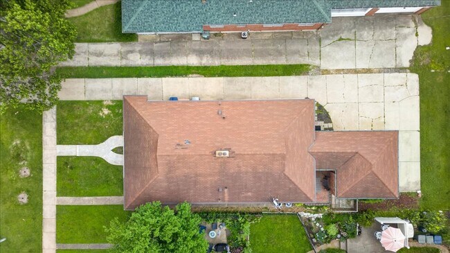 Building Photo - 5907-5909-5909 Jamieson Ave