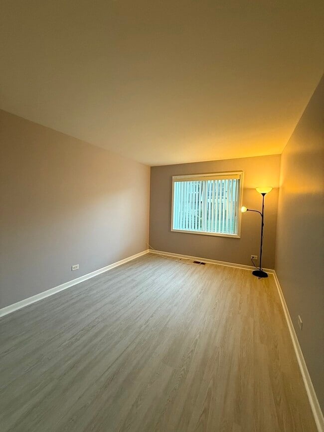 Building Photo - 3026 Roberts Dr