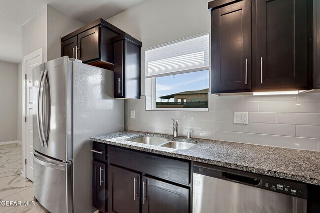 Building Photo - 12616 Zollinger Ave