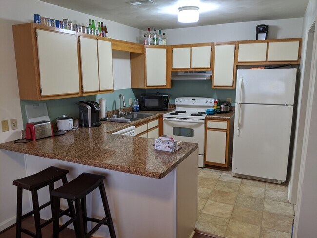 Kitchen - 892 Patrick Henry Dr