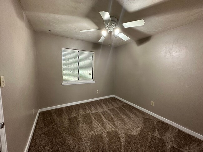 Building Photo - Downstairs unit off E Park and Victory Gar...