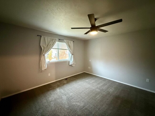 Building Photo - Stunning 3 Bed 2 Bath Eagle Ridge Home w/ ...