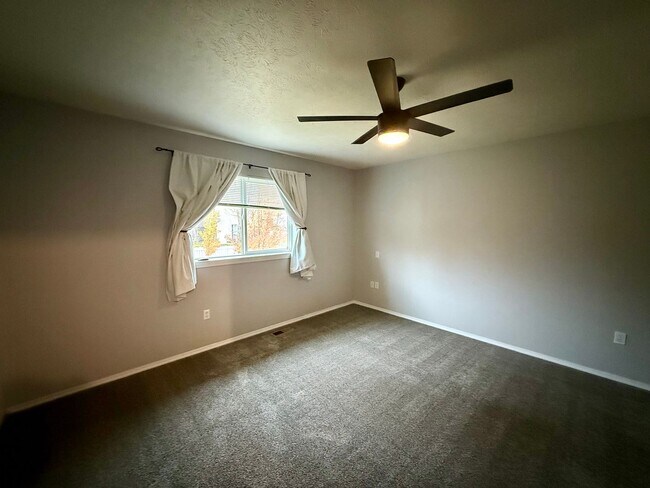 Building Photo - Stunning 3 Bed 2 Bath Eagle Ridge Home w/ Large Fenced Backyard and Raised Deck!