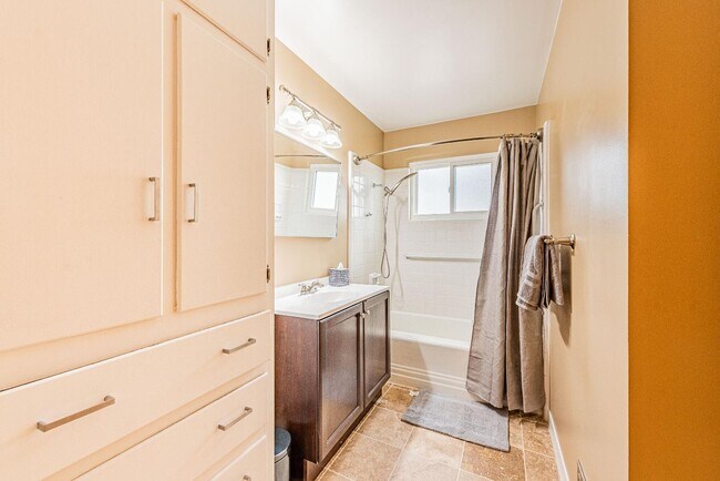 Building Photo - 444 Sierra Dr SE