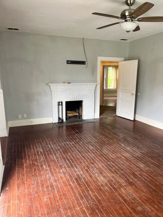 Building Photo - Charming Cottage in the Heart of Hammond! ...