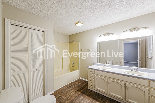 Building Photo - 990 Stowe St