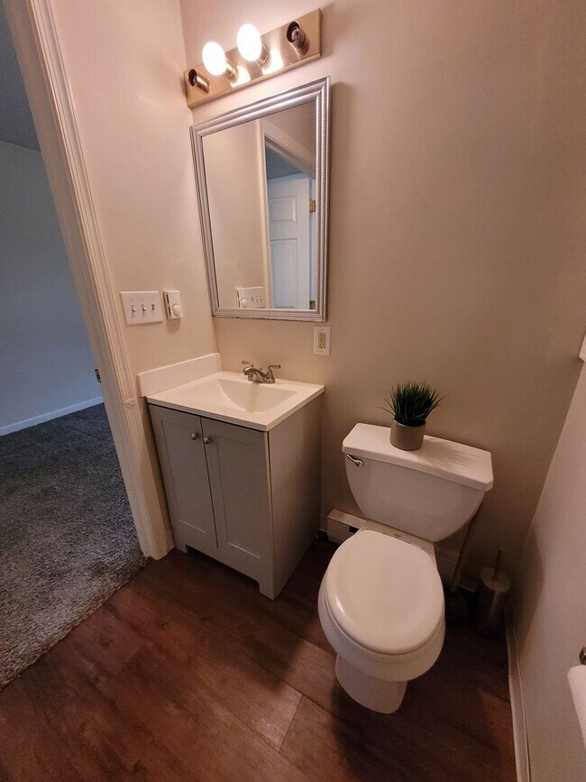 Building Photo - 984 W Main St