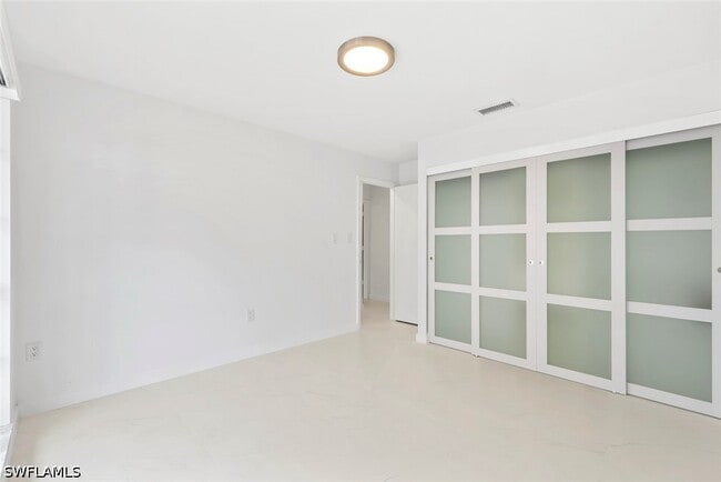 Building Photo - 879 Meadowland Dr