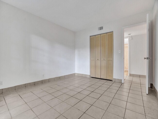 Building Photo - 3115 Oakland Shores Dr