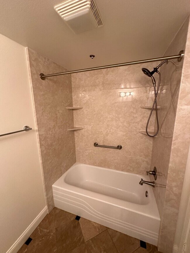 Building Photo - Beachfront Oasis - 3 bed 2 bath in Alamitos Beach