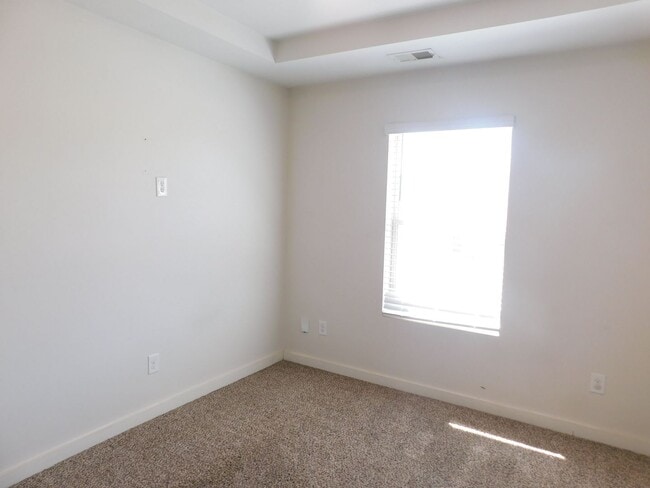 Building Photo - 672 The Heights Ln