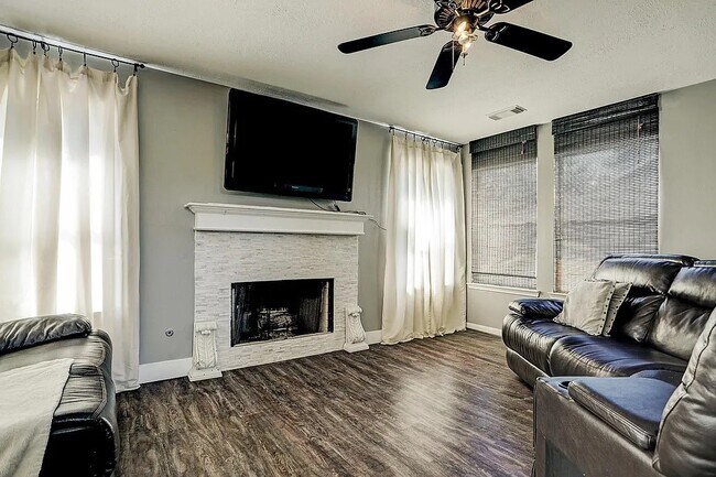 Building Photo - 3005 Wood Hollow Dr
