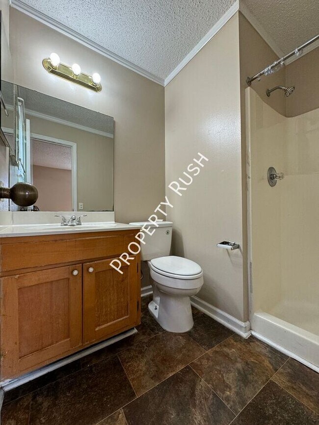 Building Photo - 1620 Hickory Pl