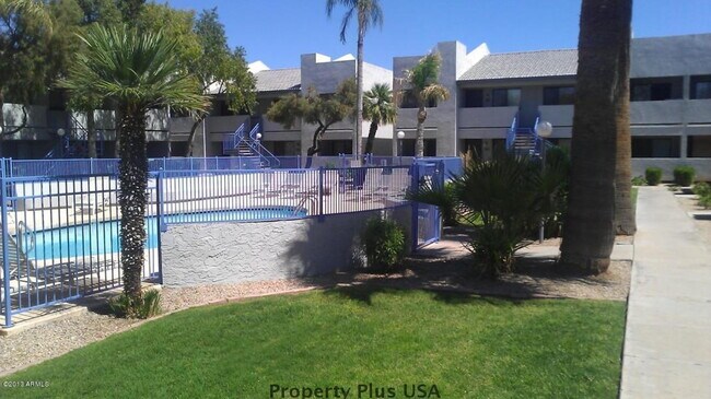 Building Photo - "Charming 2-Bed, 2-Bath Gem in Prime Phoenix Location with 900 Sq Ft of Comfort!"