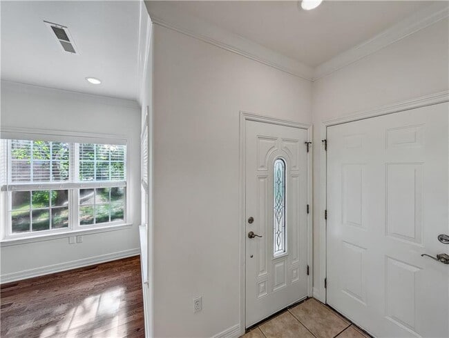 Building Photo - 904 Dixson St