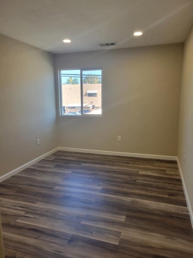 Building Photo - BEAUTIFUL SPACIOUS TOWNHOUSE IN GREAT LOCATION