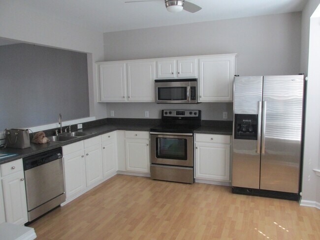 Building Photo - 3221 Mannington Dr