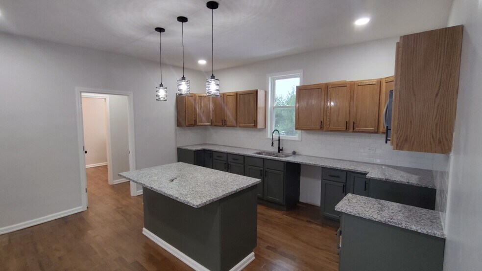 Building Photo - 223 Ash St