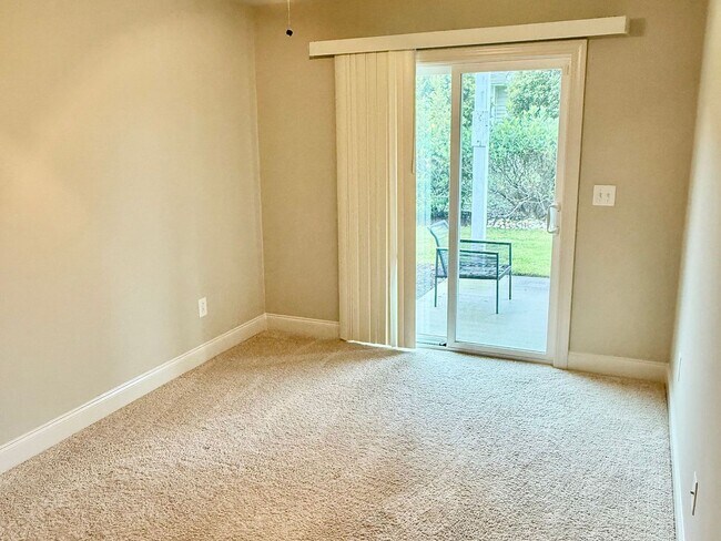 Building Photo - Modern 3 Bed/3 Bath End Unit Townhome - Close to Everything - GREAT PRICE!