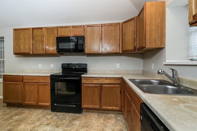 Building Photo - 2310 Summit Dr