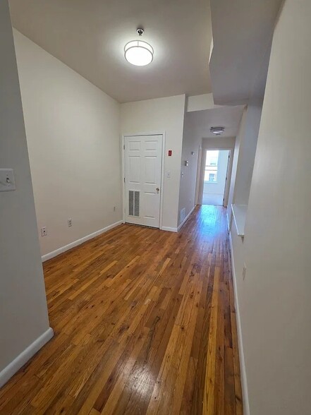 Building Photo - 530 Monroe St