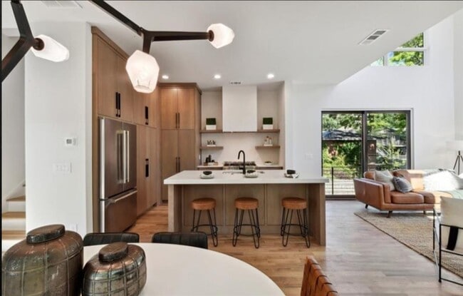 Building Photo - 536 Highland Ave NE