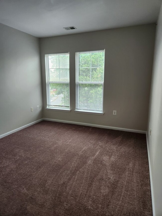 Building Photo - Bright Two Bedroom Condo