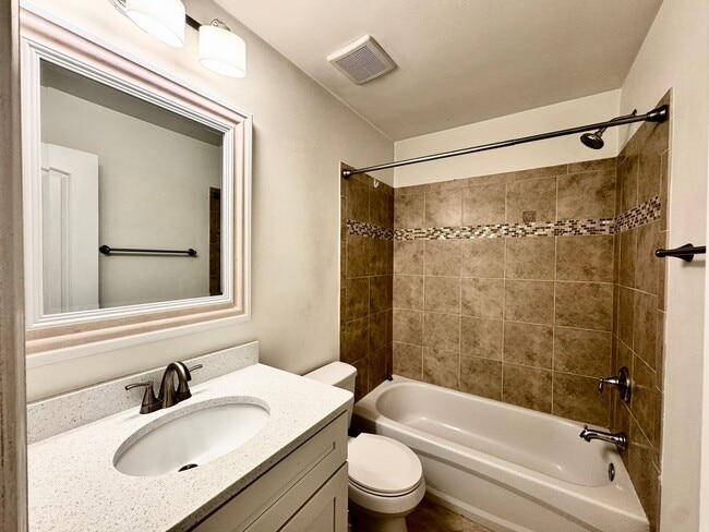 Building Photo - Great Neck Townhome Available NOW! Neutral...