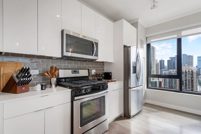 Building Photo - 823 N Clark St