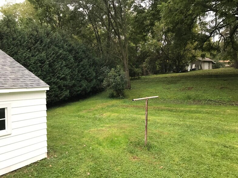 Spacious backyard - 404 21st St SW