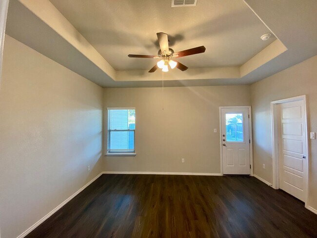 Building Photo - Luxury Duplex 3/2 in New Braunfels