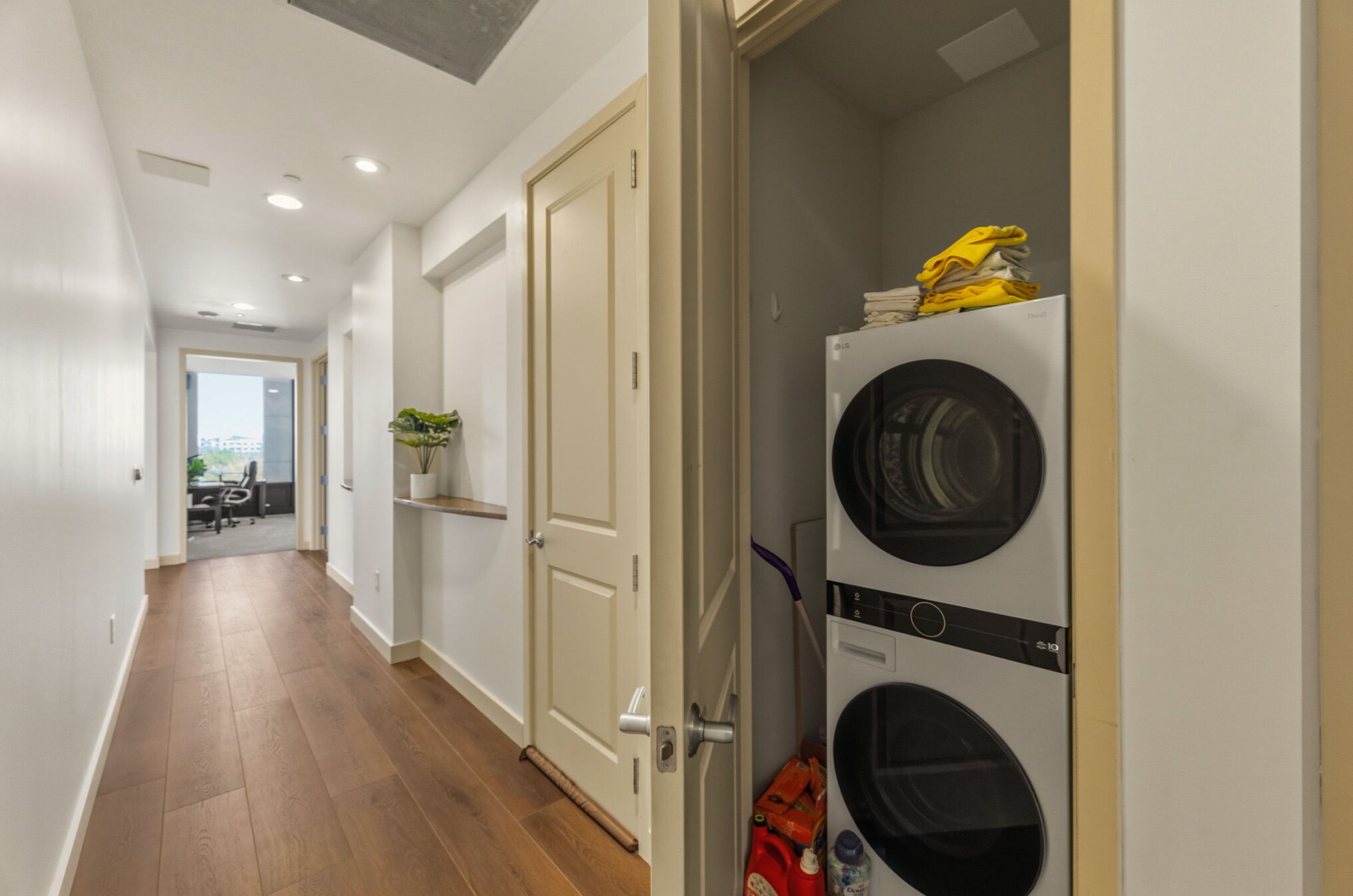 Building Photo - 700 W 31st St