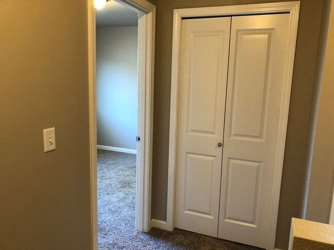 Building Photo - Newer 4 bed 2.5 bath duplex