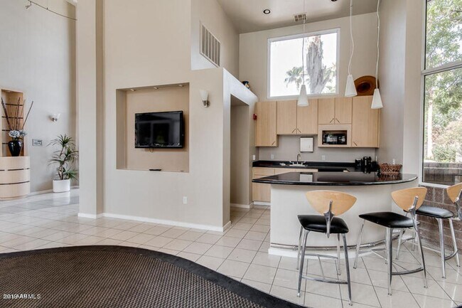 Building Photo - Luxury Gated Townhouse