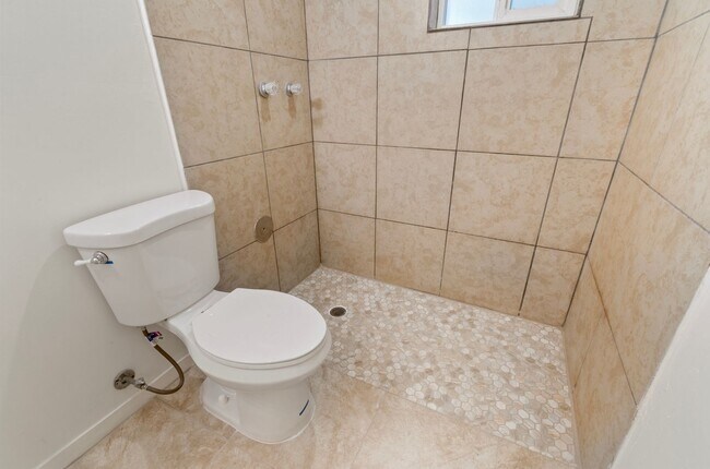 Building Photo - 941 E Edison St