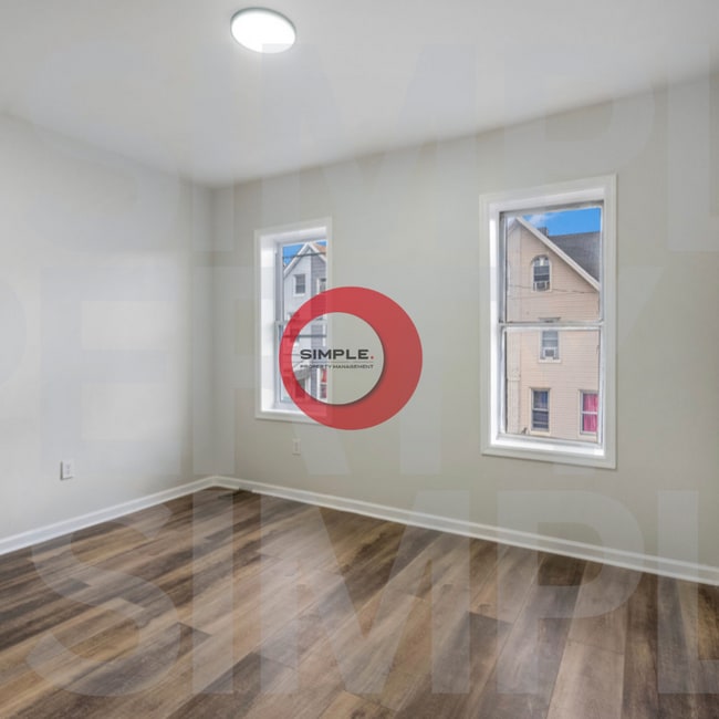 Building Photo - 4 Bedroom / 1 bathroom house