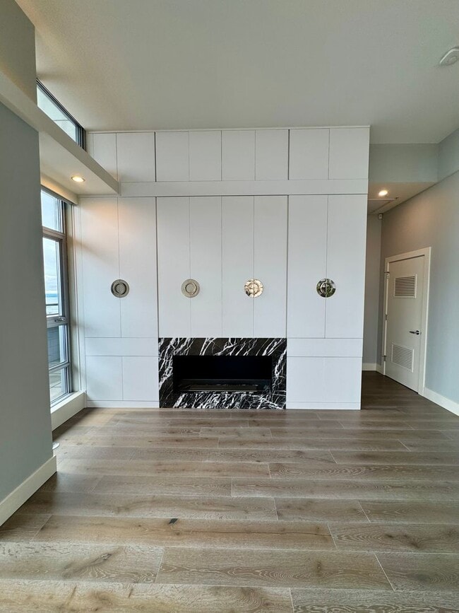 Building Photo - Gallery Penthouse Condo ~ Belltown