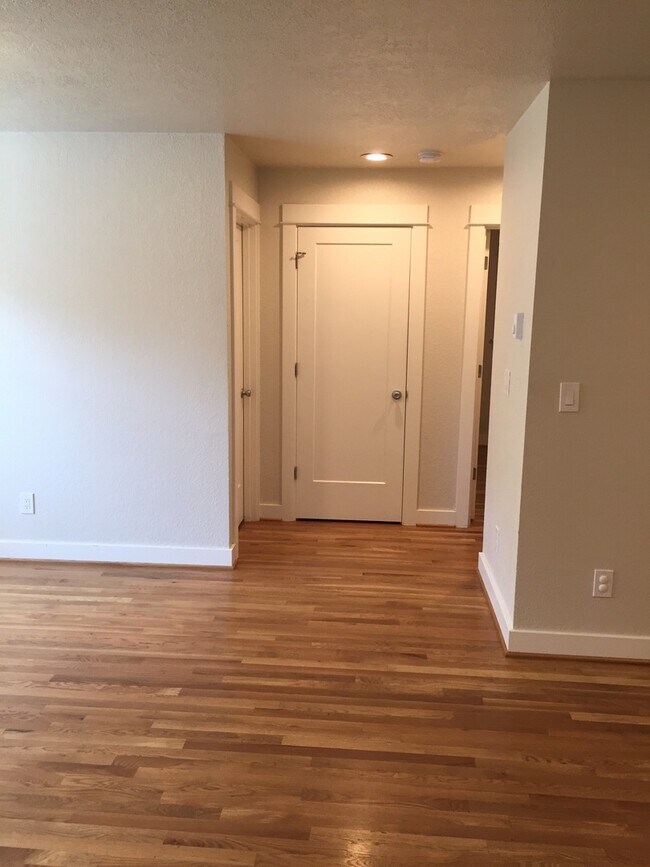 Building Photo - Remodel Spacious Living-Nook-Private Porch...