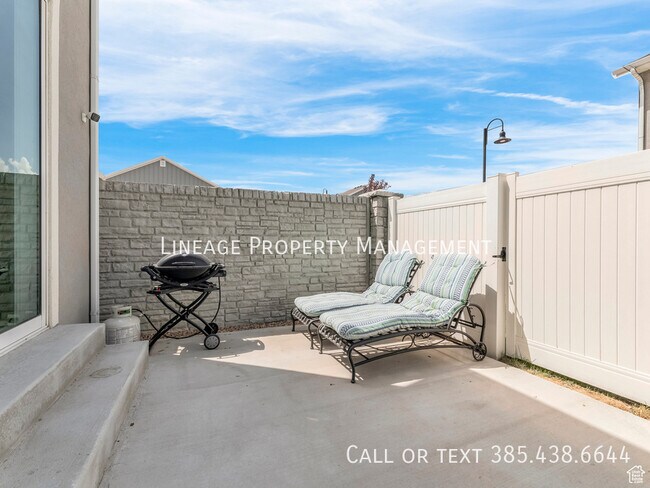 Building Photo - 10855 N Sandstone Way