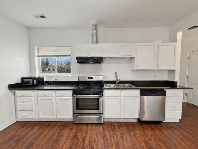 Building Photo - 5833 W Irving Park Rd