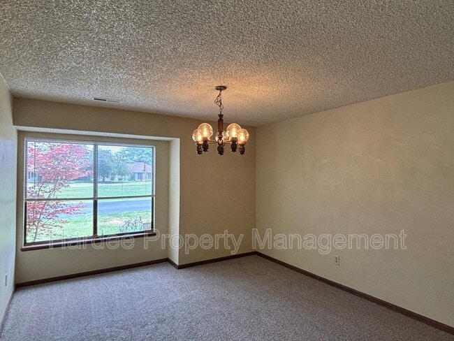 Building Photo - 9903 W Westview Dr