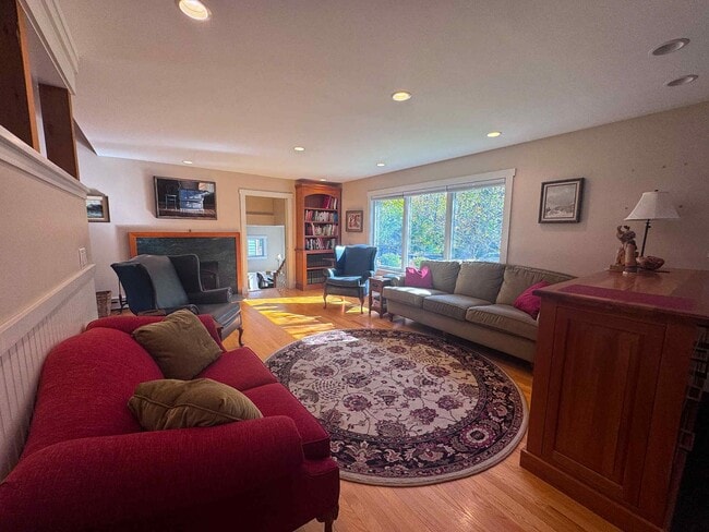 Building Photo - 3BR RANCH BRUNSWICK SEASONAL FURNISHED