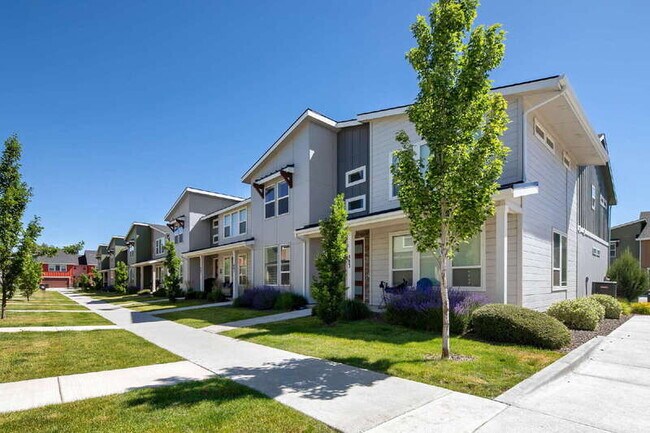 Building Photo - 401 N Tessa Ave